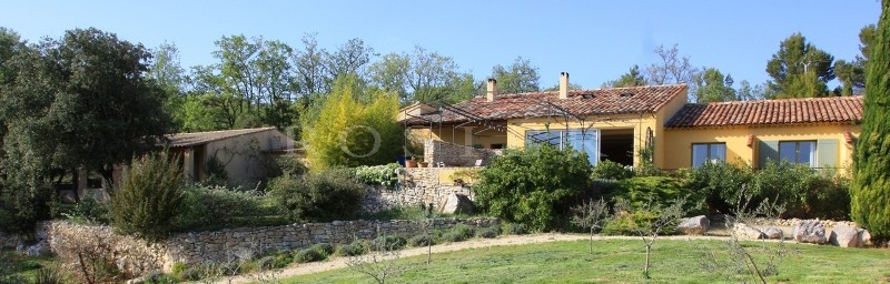 A quelques kilomètres de Gordes et de Roussillon, Hôtel de Charme avec de Superbes Vues sur le Luberon