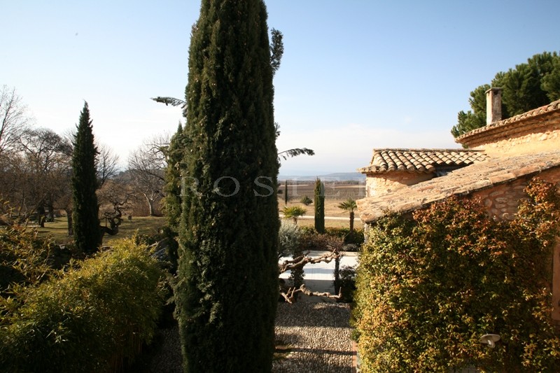 Entre Roussillon et Saint Saturnin lès Apt, en vente,  charmante maison de hameau avec parc et piscine en copropriété   