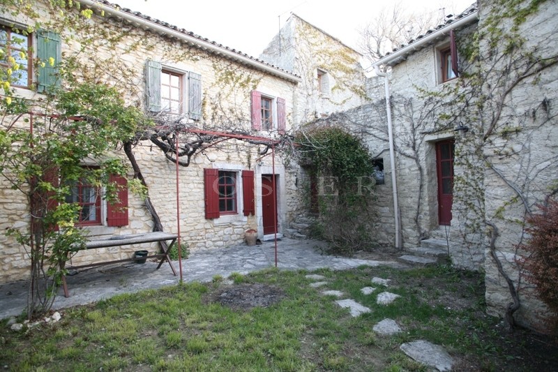 Au coeur d'un agréable village du Luberon, belle maison à vendre par l'Agence ROSIER à Gordes 