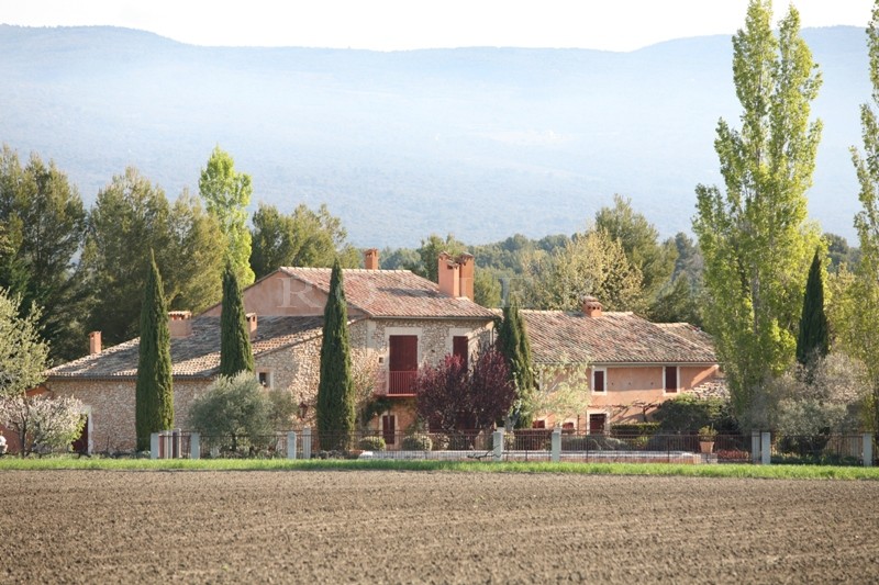 A vendre,  entre Gordes et Roussillon, propriété rare avec piscine et dépendances sur plus de 18 hectares  