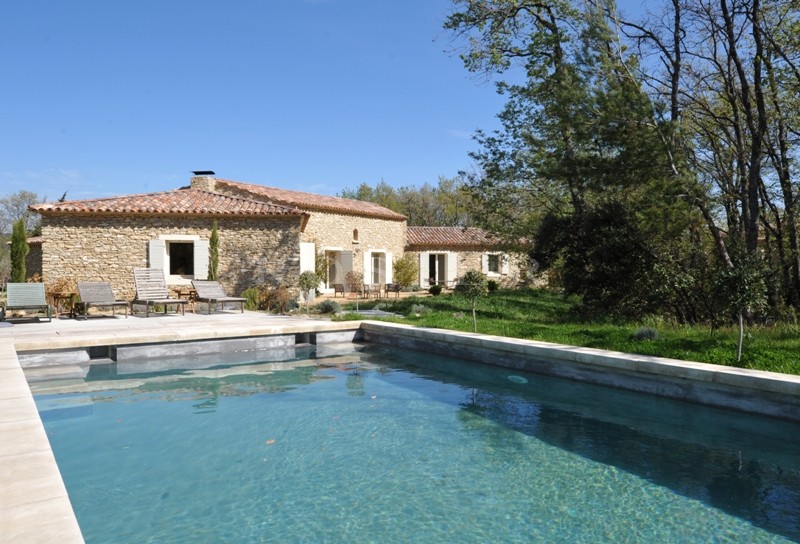 Luberon, à vendre, à quelques minutes de Gordes et Roussillon,  grande maison contemporaine de plain pied, en pierres avec piscine et vues sur le Luberon