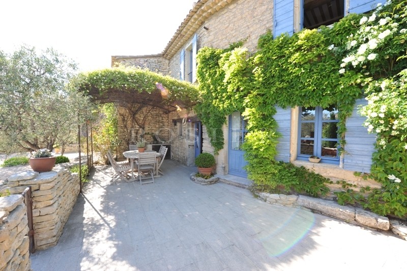 A Gordes, en vente,  beau mas de famille avec dépendances et piscine offrant  des vues spectaculaires sur le Luberon, les Alpilles et la campagne environnante 
