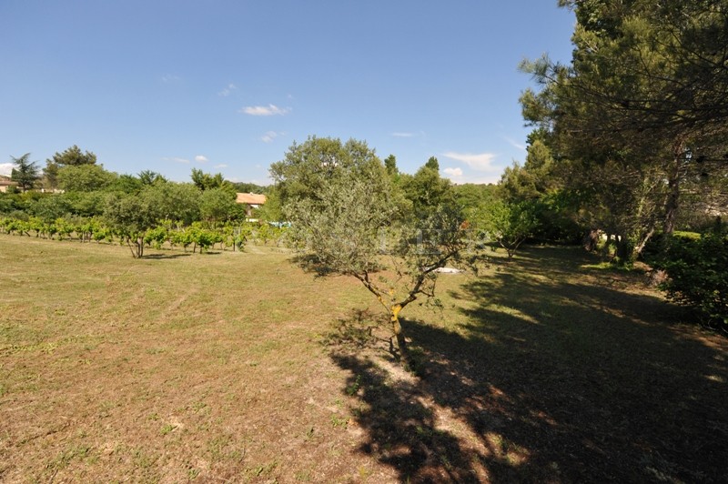 Gordes, à quelques minutes du centre du village, terrain constructible de plus de 1 000 m² avec un COS important  