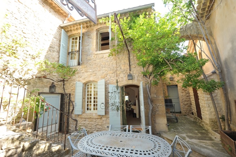 A quelques minutes des villages classés du Luberon, dominant le village et la campagne environnante, Propriété d'Exception dont les origines remontent au 12éme siècle 