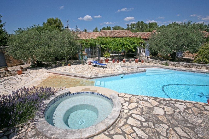 En Provence, Luberon,  à vendre, proche des villages perchés, belle maison récente  de plain-pied en pierres et crépi d'environ 170 m² de surface utilisable sur 2000 m² de terrain avec piscine 