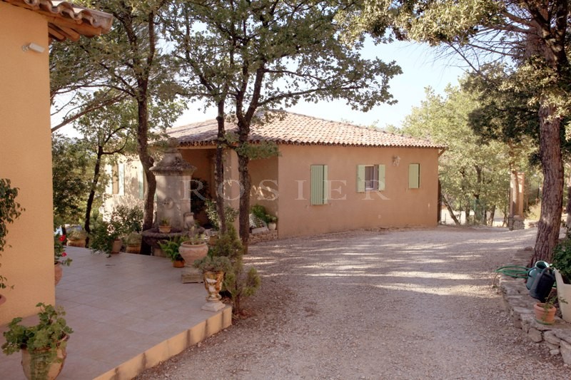 A proximité des villages perchés du Luberon,   à vendre, ensemble rénové avec possibilité d'un hôtel 2 ou 3 étoiles ou chambre d'hôtes 