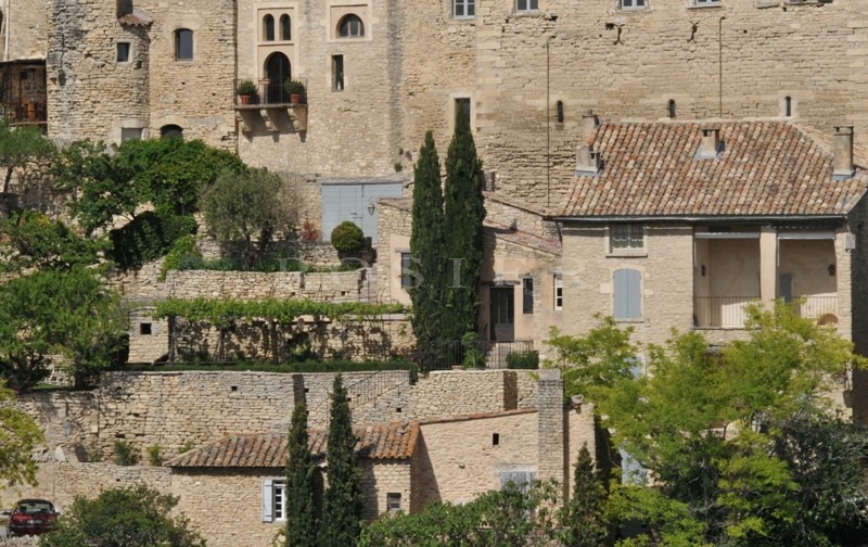 Gordes, Maison de village rénovée dominant la vallée avec jardin et piscine 