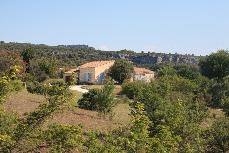 En Luberon, en vente, maison traditionnelle, en position dominante, avec dépendance  sur un parc de 2 hectares complanté d'essences locales 