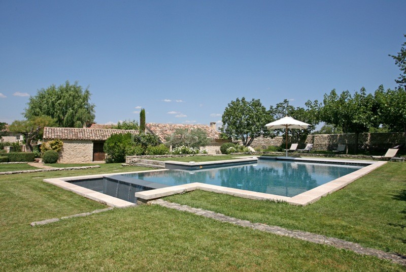 Entre Ménerbes et Gordes, proche du Luberon,  mas à vendre restauré avec des matériaux de qualité. 