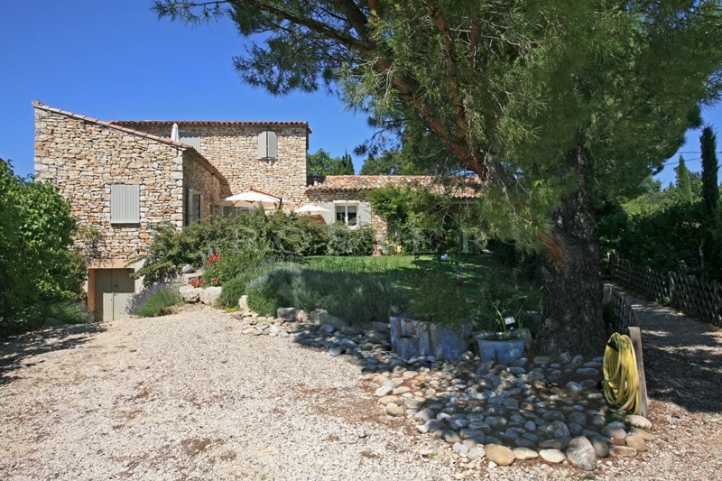 Maison en pierres à vendre à proximité d'un village perché du Luberon  