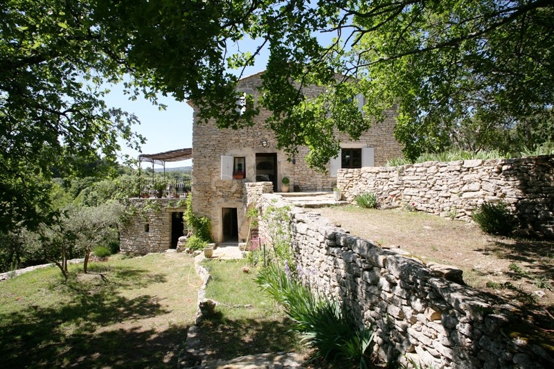 Luberon, à vendre, belle bastide en pierre de pays, dans un lieu paisible à Gordes, avec 7 000 m² de terrain attenant 