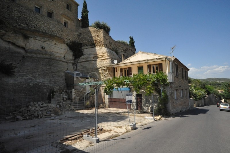 Gordes, au coeur du village, situation exceptionnelle pour cette maison de village à vendre avec travaux de rénovation à prévoir  