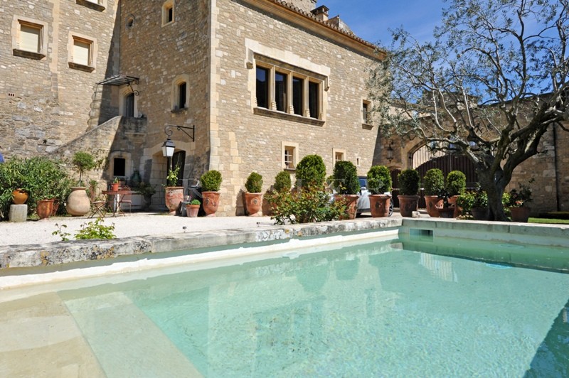Face au Luberon, à vendre, maison ancienne, en pierres avec jardin, piscine et studio indépendant  et jolies vues dégagées sur la campagne provençale  