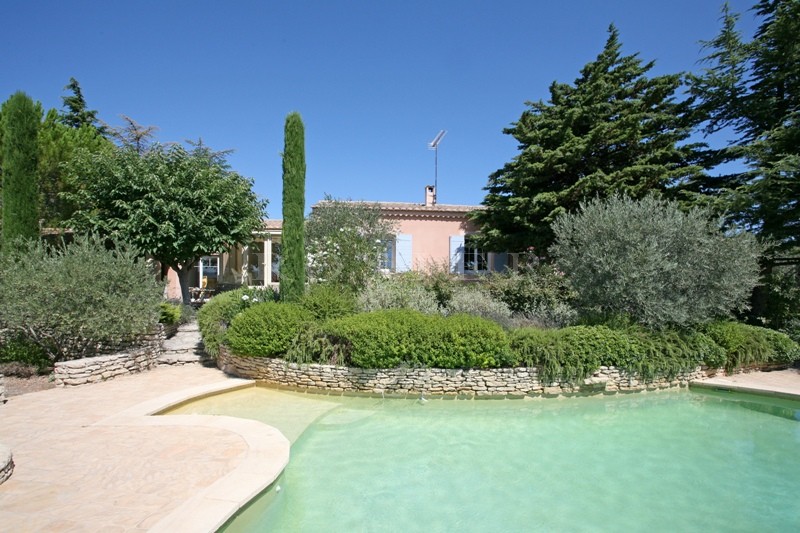 En vente, dans un village animé du Luberon,  pied à terre idéal, maison lumineuse avec jardin, piscine et vues   