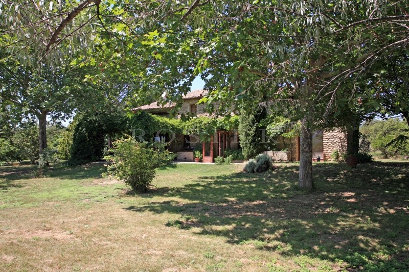 Proche Gordes, dans le Luberon, mazet en pierres sur plus d'1,5 hectares de terrain  