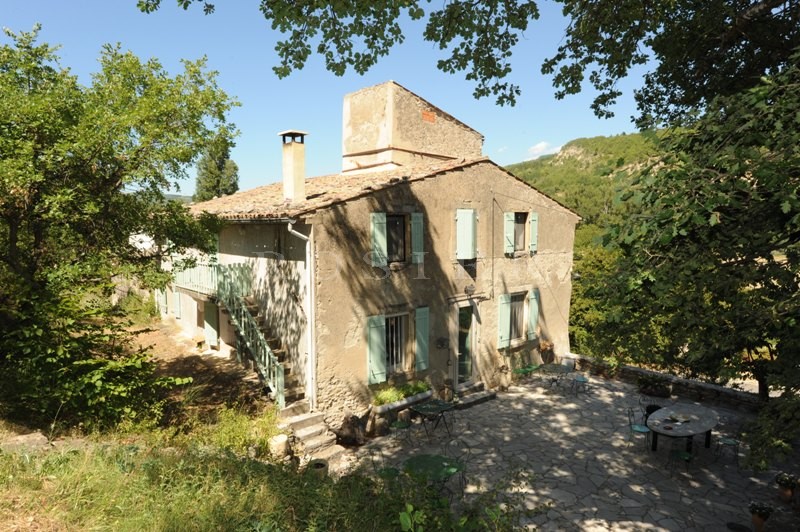 Sur la partie sud des Monts de Vaucluse, face au massif du Luberon et à quelques minutes d'un agréable village de Provence, maison ancienne à rénover  