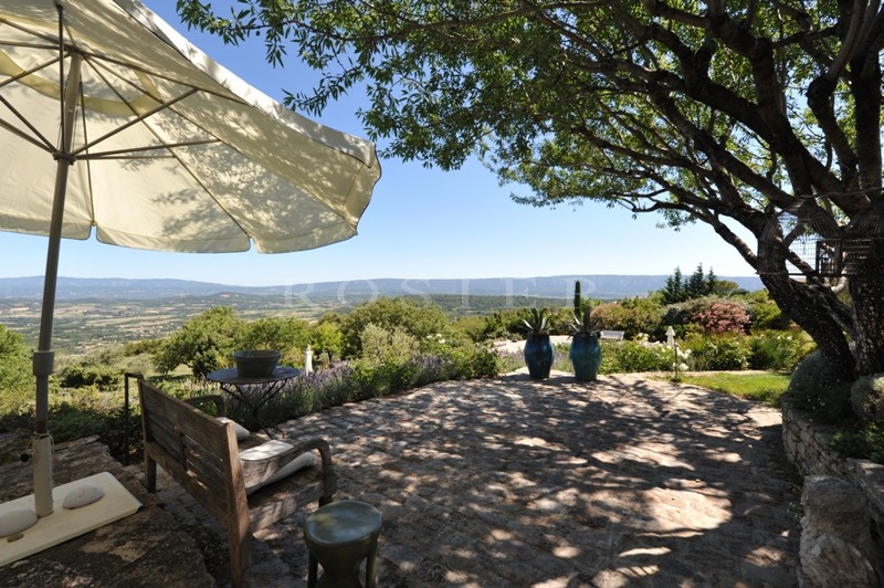 A vendre en Luberon,  à quelques minutes à pied du centre de Gordes, propriété d'exception, bénéficiant d'une vue époustouflante sur la vallée et le Luberon. 