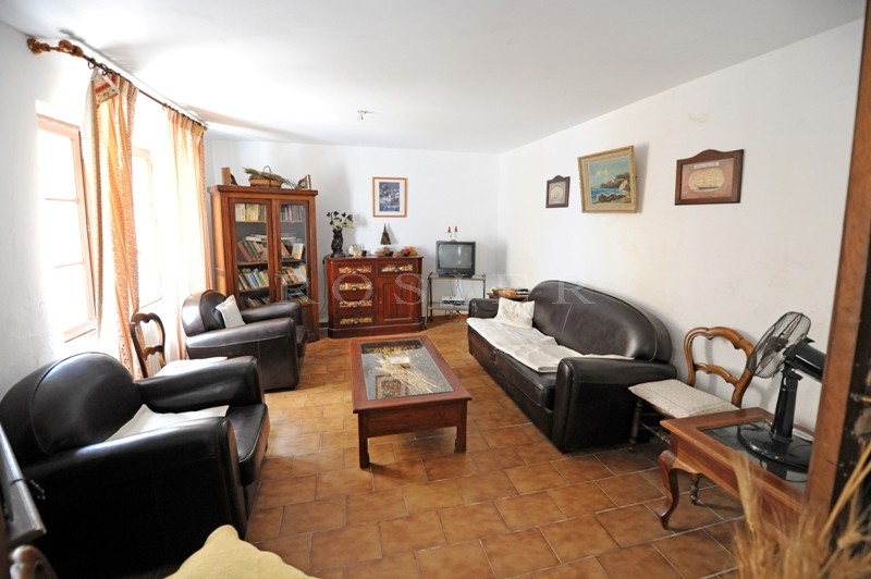 Pied à terre en vente en Luberon,  maison avec jardin au centre d'un village animé  