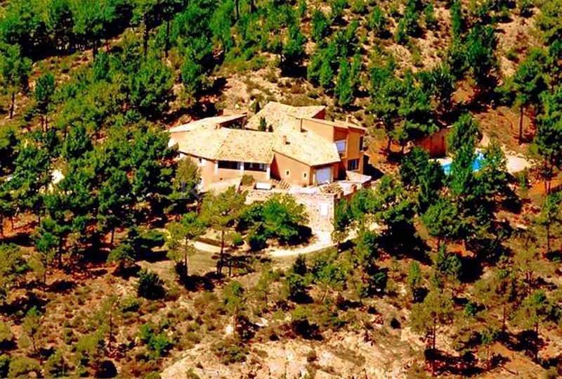 Proche Gordes & Roussillon, à quelques minutes des autres villages perchés du Luberon, vaste propriété d'architecte avec piscine et dépendances sur plus de 4 hectares de terrain.