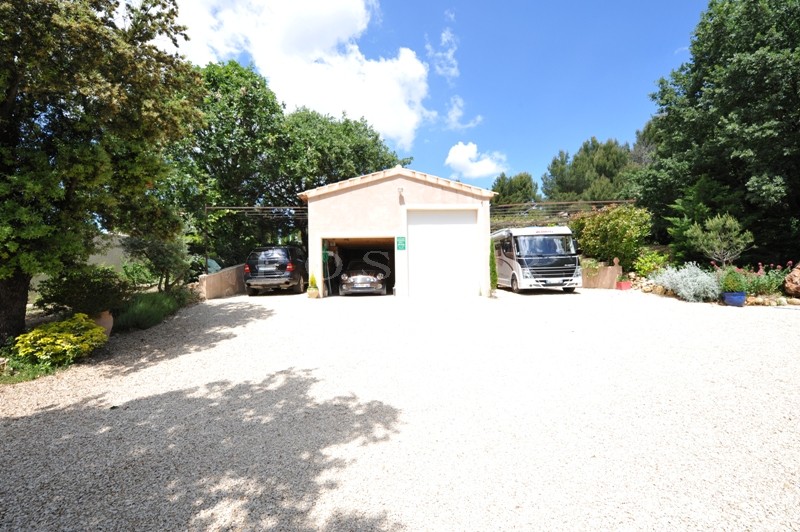 Sud Luberon,  terrain de plus de 2000 m² à vendre par ROSIER avec double garage et portail en fer forgé 