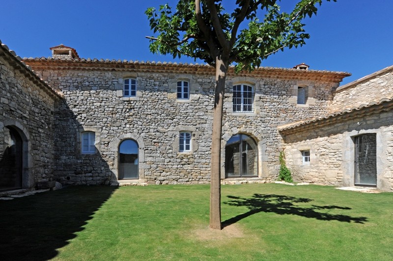 BIEN VENDU - Très rare ferme fortifiée du XVIème siècle, restaurée, dans les monts du Vaucluse, aux portes du Luberon;