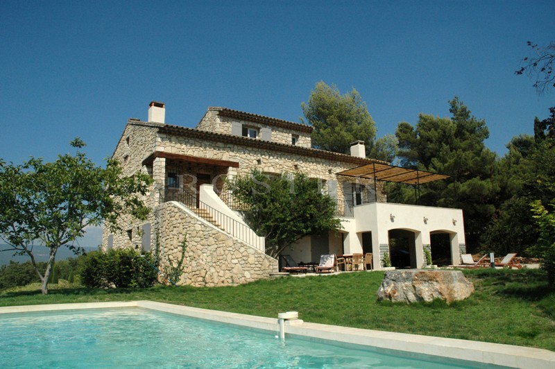 Luberon, à vendre à proximité du célèbre village de Roussillon, belle maison en pierres avec des vues exceptionnelles, un jardin et une piscine