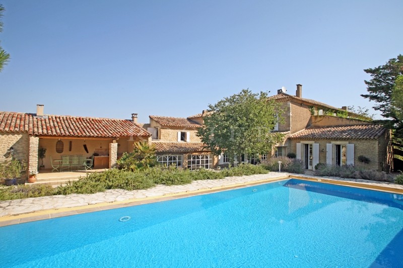 A vendre,  au pied du Luberon, beau mas en L entièrement rénové, avec piscine sur plus de 6 000 m² de terrain. 