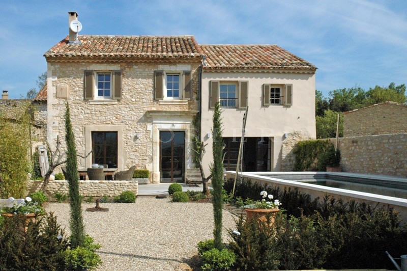 A proximité de Gordes, agréable maison de hameau rénovée avec jardin paysager et bassin de nage 