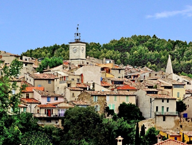 Au coeur d'un village du Sud Luberon,  à quelques minutes de Lourmarin, Cucuron et Lauris, maison de village d'environ 150 m²  donnant sur deux rues distinctes