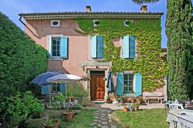Luberon, à vendre,  bastide ancienne et rénovée, avec jardin et piscine,  dans un village animé