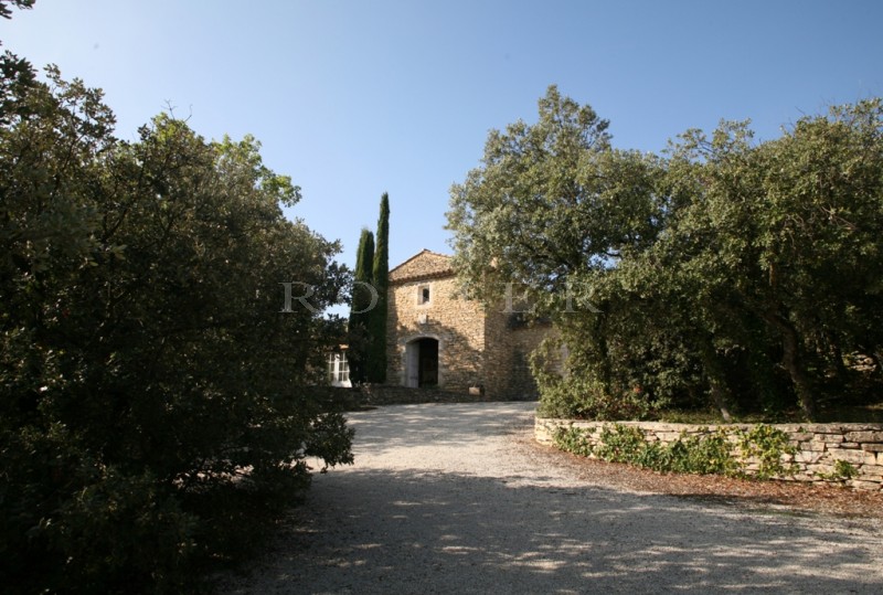 Luberon : A quelques pas de l'un des plus beaux villages de France,  dans un secteur très prisé,  superbe propriété à vendre par ROSIER à Gordes