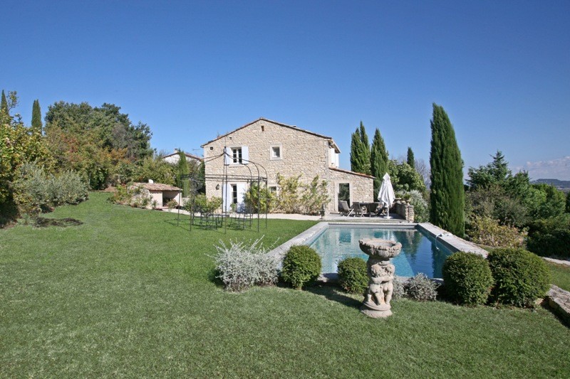 Exclusivité en vente à l'Agence ROSIER de Gordes,   sur les contreforts du prestigieux village de Gordes en Luberon, agréable maison en pierres d'environ 200 m² de surface utilisable. 