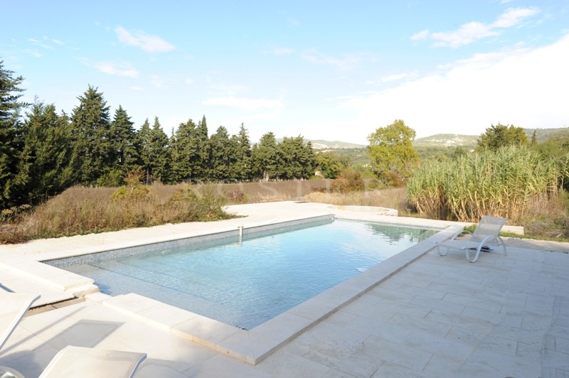 Provence, proche de l'Isle sur la Sorgue  à vendre, maison ancienne rénovée,  sur un beau parc de plus de 4000 m² avec piscine et jacuzzi 