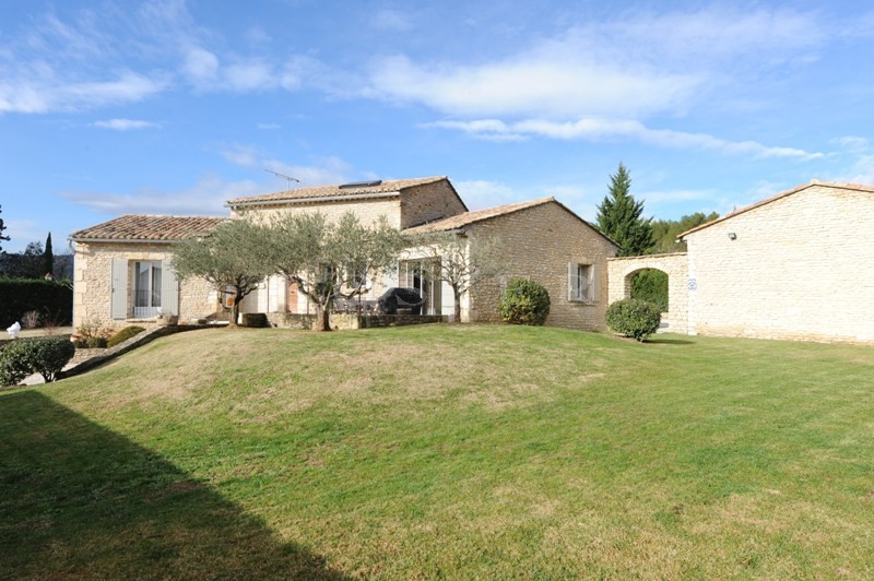 En vente entre Monts de Vaucluse et Luberon,  au pied d'un village perché, agréable maison en pierres de Gordes avec piscine et terrain attenant. 