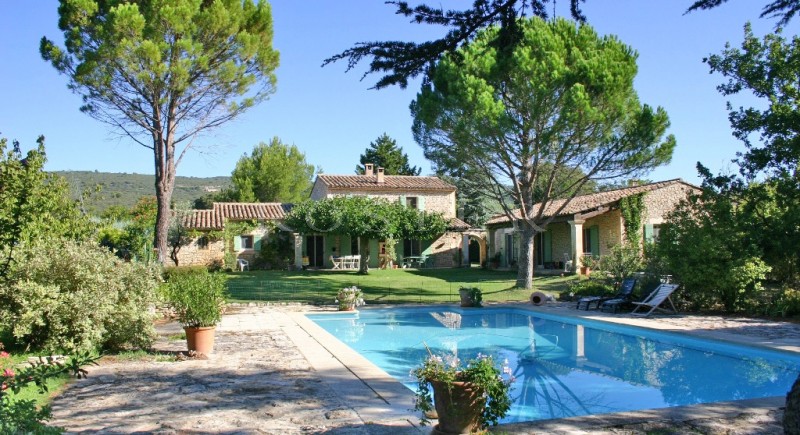 En vente, en Luberon,   maison en pierres de Gordes, en deux bâtiments, avec piscine et terrain paysager de plus d'un hectare. 