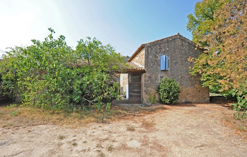 Au coeur du Luberon, en vente, mas provençal mitoyen avec cour intérieure et superbe auvent  