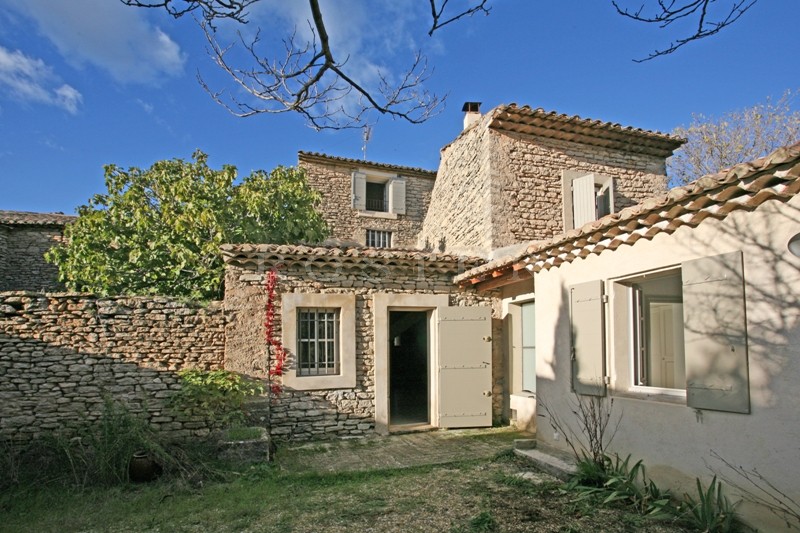 En Provence, Luberon,  charmante maison de village à vendre avec cour et petit jardin  