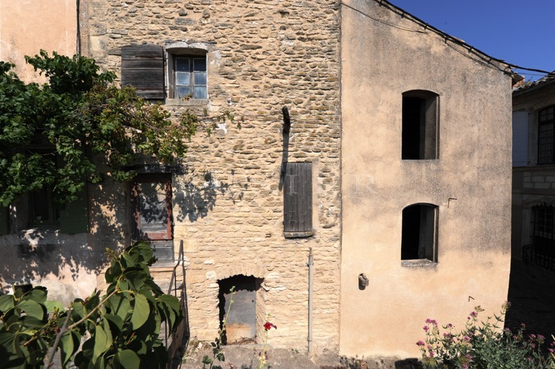 Au centre du célèbre village perché et classé de Gordes, maison à rénover entièrement dotée d'un fort potentiel - BIEN VENDU -