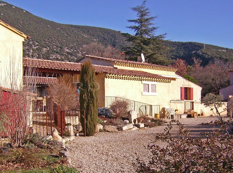 Proche d'un agréable village du Luberon, à vendre, belle villa spacieuse avec terrasses, patio, piscine et vue  