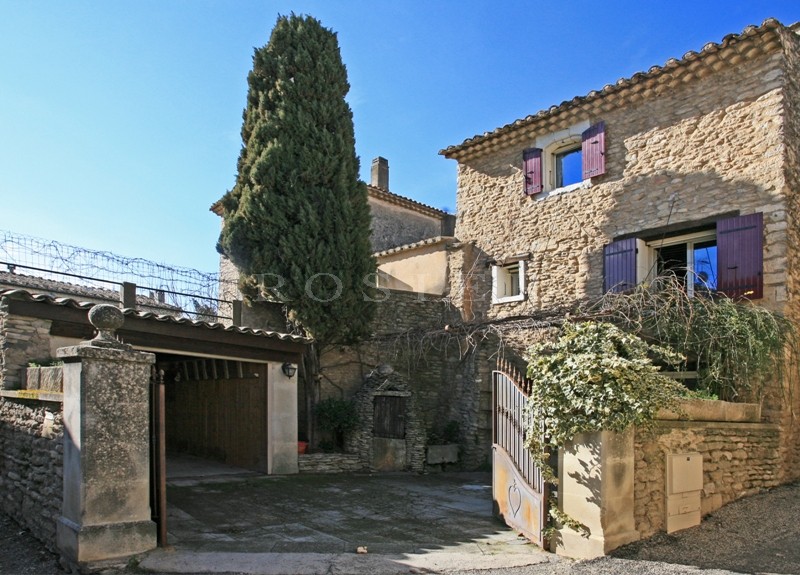 Proche Gordes, dans le Luberon, à vendre, jolie maison de hameau  avec cour fermée et garage. 