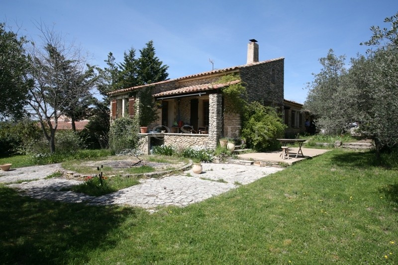 A vendre,  à Gordes, célèbre village classé du Luberon,  maison en pierres de plain pied avec jardin.  