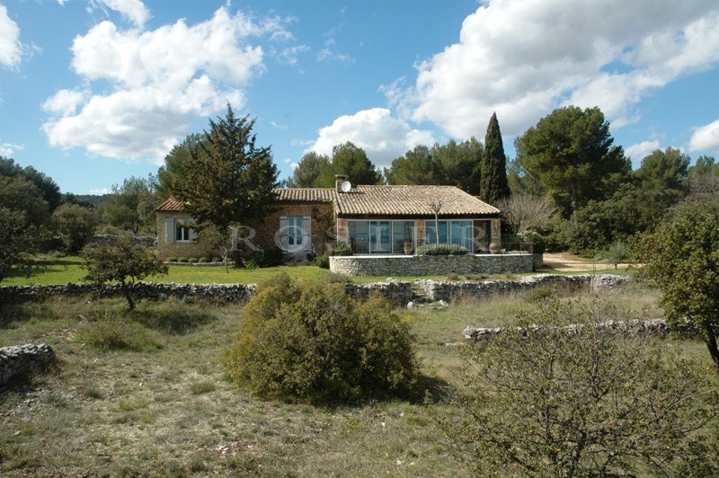 Proche de Gordes et des villages perchés du Luberon, à vendre, très belle situation, pour cette maison en pierres, exposée plein sud,  avec piscine et vue sur la vallée  