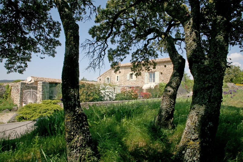A vendre,  à Gordes en Luberon, authentique mas en pierres provençal,  agrémenté d'un jardin de presque 4 000 m² dans un quartier très calme. 