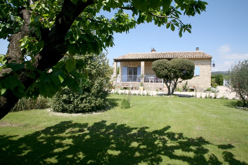 Proche de Gordes, agréable maison en pierres avec piscine et terrain clos 