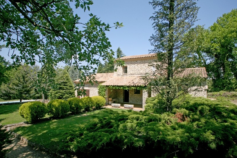 Au pied du village de Gordes, maison en pierres sur plus de 4 000 m² de terrain  