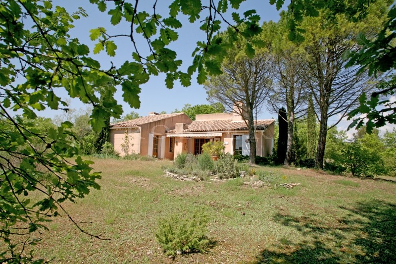 A vendre entre Gordes et Roussillon,  sur un terrain de plus d'un hectare, maison traditionnelle bénéficiant de vues superbes  
