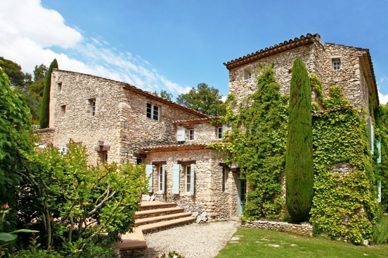 A vendre, mas en provence avec parc et piscine, beaucoup de charme et vues agréables sur la vallée et le Luberon  