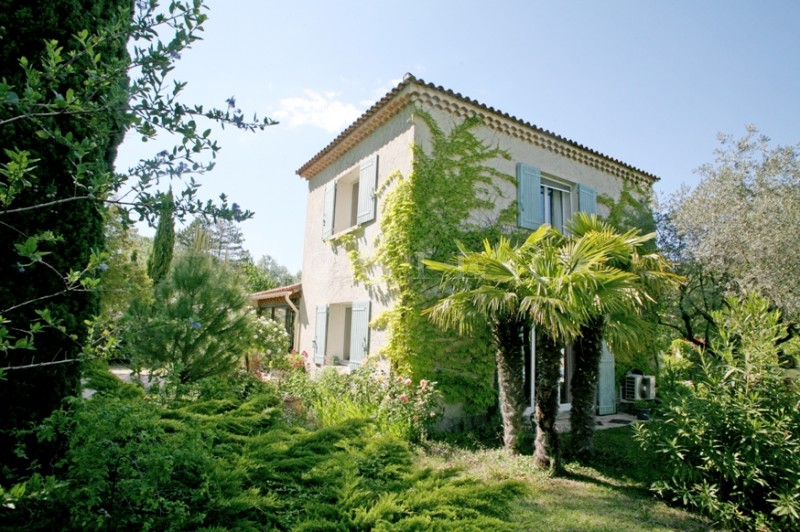 A côté de l'Isle sur la Sorgue au bord de la rivière Sorgue,  à vendre, charmante maison dans un cadre de verdure, avec piscine et court de tennis  