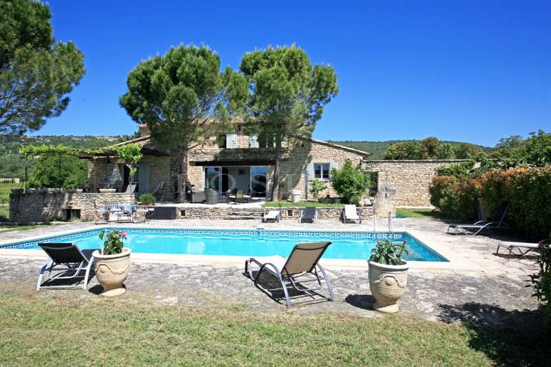 A vendre en Luberon,   vaste maison en pierres avec gîtes, proche de Gordes, exposée plein sud avec piscine, terrasses et de très belles vues   