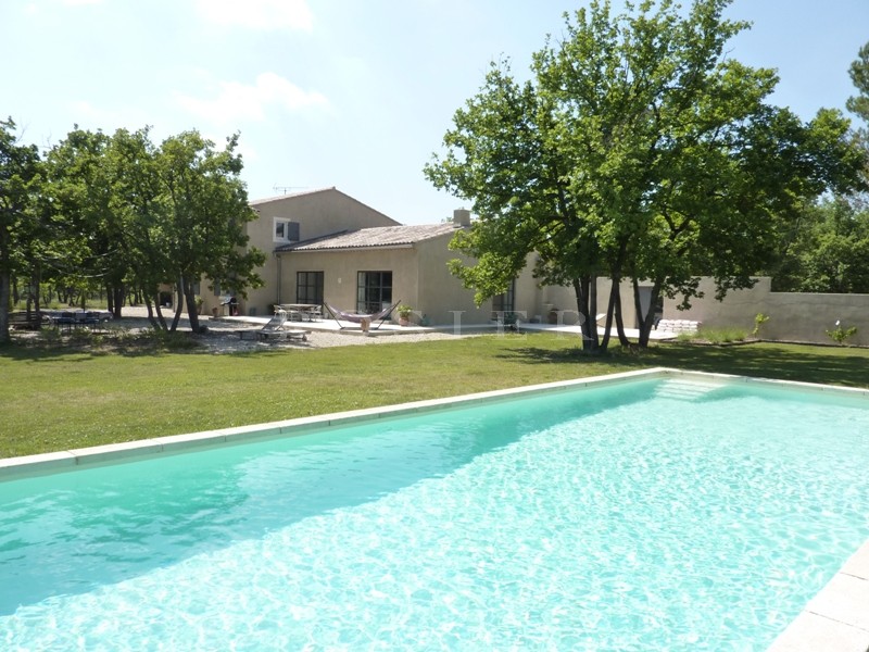 En Provence,  Luberon, à vendre, maison à l'architecture contemporaine,  avec grand jardin et piscine 
